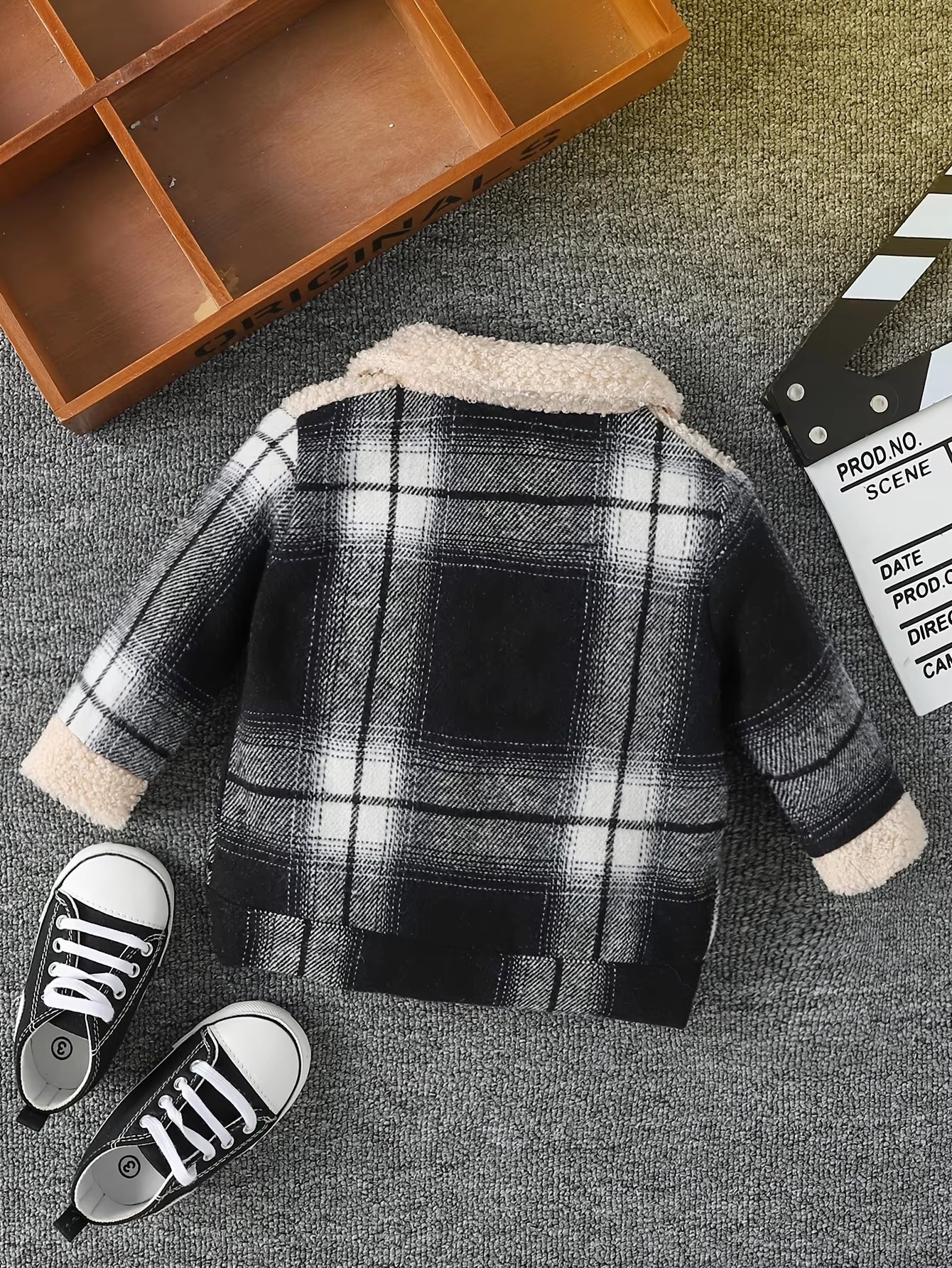 Baby Boy Fashionable and Simple Long Sleeved Plaid Patchwork Plush Jacket for Autumn and Winter
