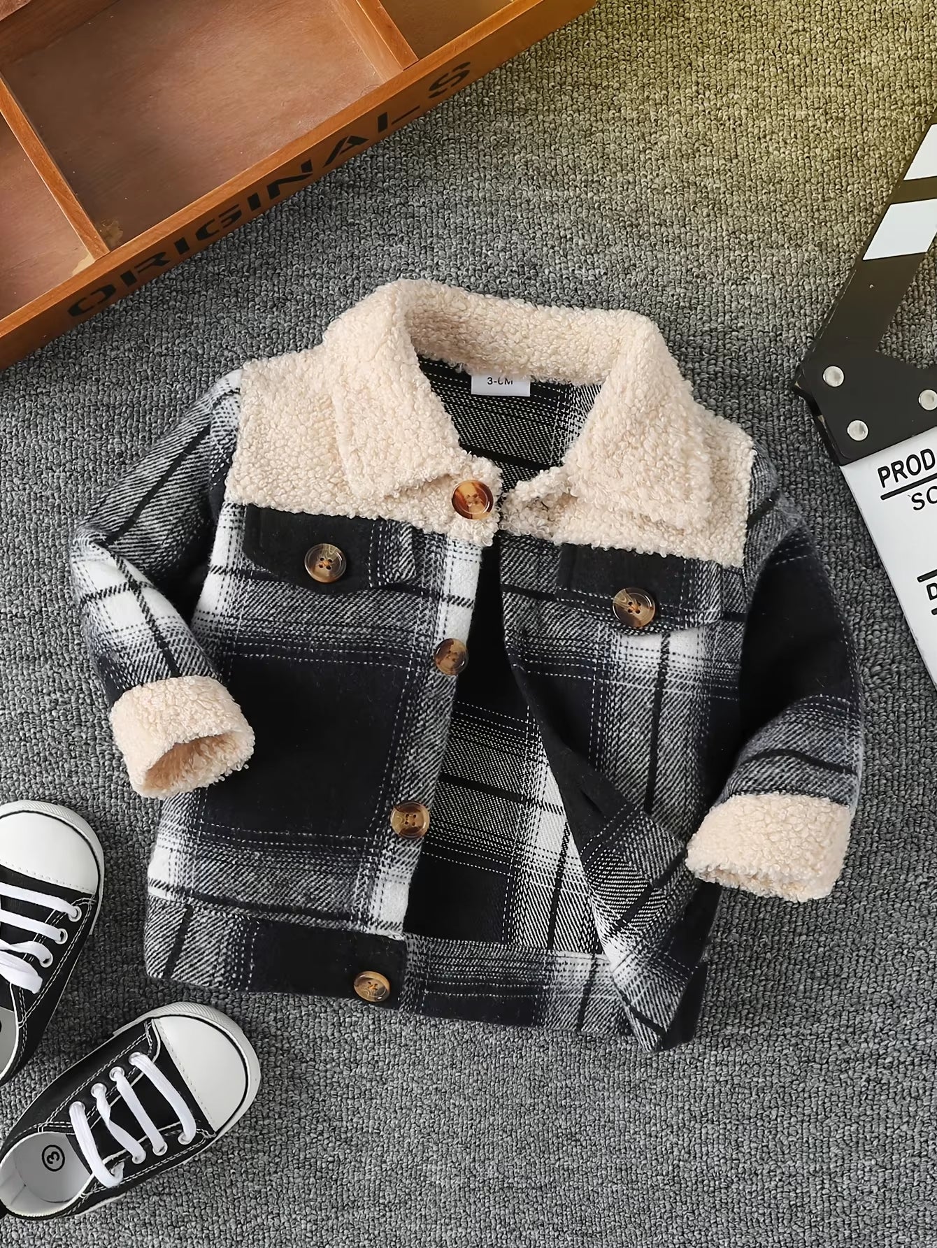 Baby Boy Fashionable and Simple Long Sleeved Plaid Patchwork Plush Jacket for Autumn and Winter