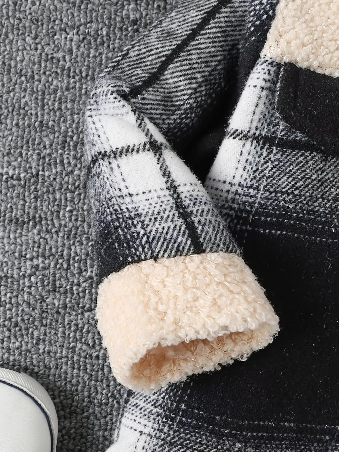 Baby Boy Fashionable and Simple Long Sleeved Plaid Patchwork Plush Jacket for Autumn and Winter